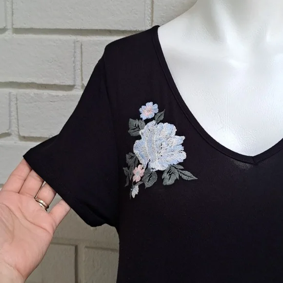 Alya Black W/ Floral Flowy Short Sleeve Dress. Size Medium - Picture 5 of 8